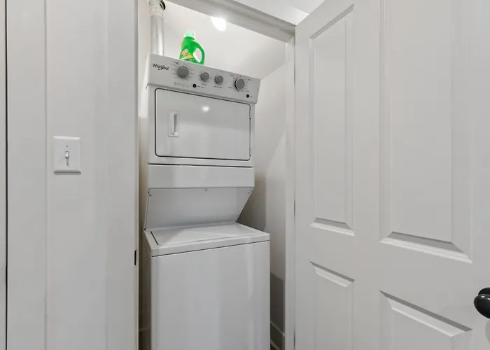 Bourbon House King Bed Luxury Amenities Fast Wifi