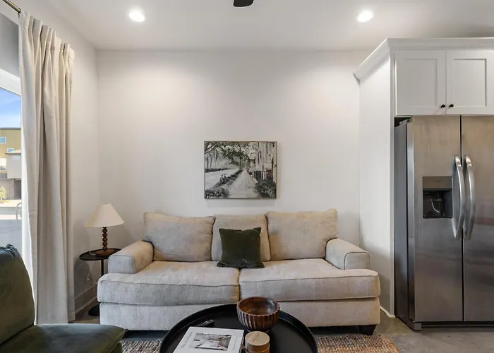 Bourbon House King Bed Luxury Amenities Fast Wifi